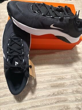 Nike Black and White Lightweight Mesh Sneakers size 10M AT-2/45